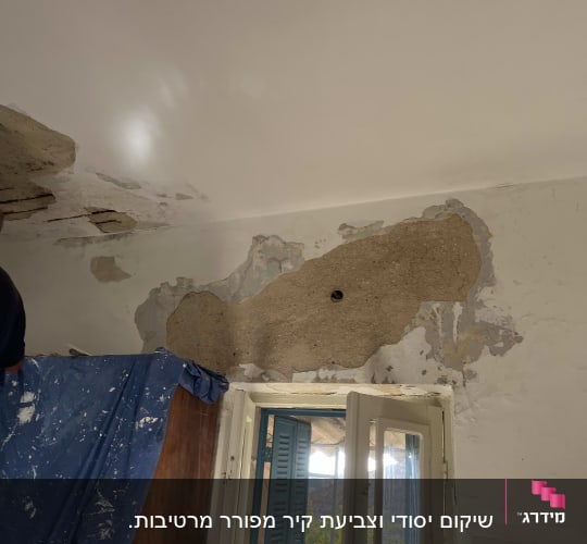 עבודות הכנה ותיקוני טיח ושפכטל לקיר ותקרה בחדר מרוהט